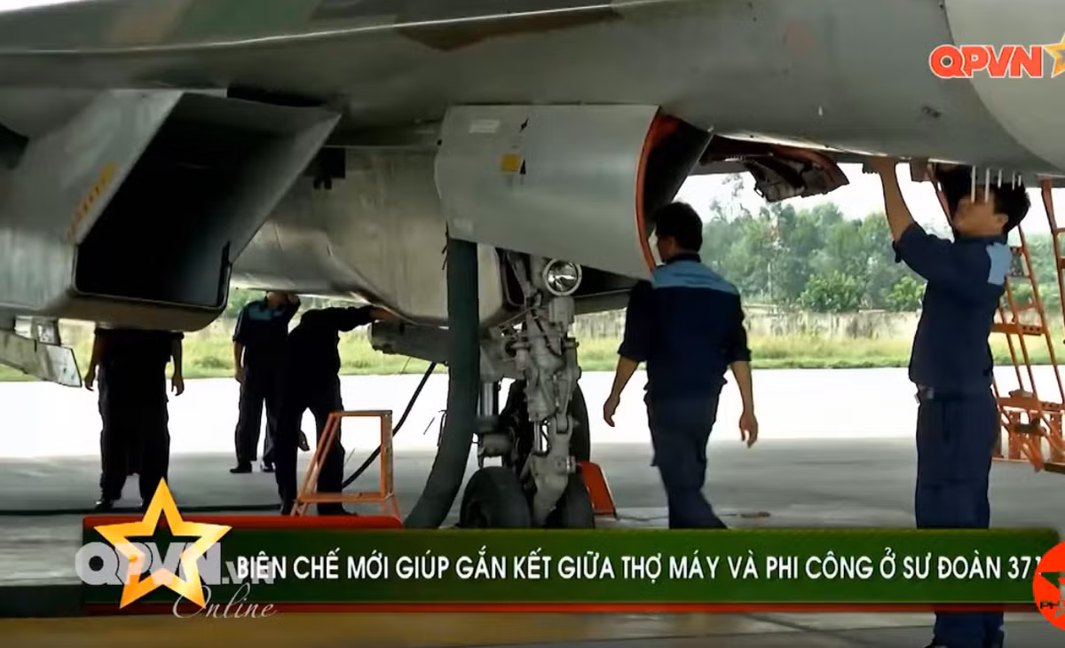Công việc kiểm tra máy bay Su-30MK2 được giao cho lực lượng thợ sửa chữa máy bay, bao gồm luôn cả việc nạp nhiên liệu cho phi cơ. Nguồn ảnh: QPVN.