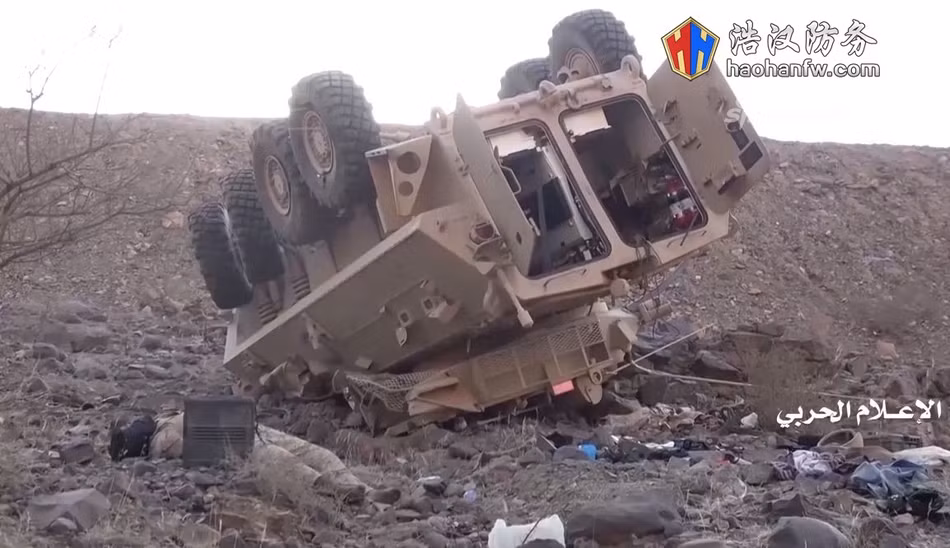 Trong đoạn video được phía Houthi công bố sau khi cuộc tấn công xảy ra, có thể thấy một loạt các phương tiện thiết giáp của Saudi Arabia đã bị "lật ngửa bụng" sau cuộc phục kích chớp nhoáng này. Nguồn ảnh: Sina.