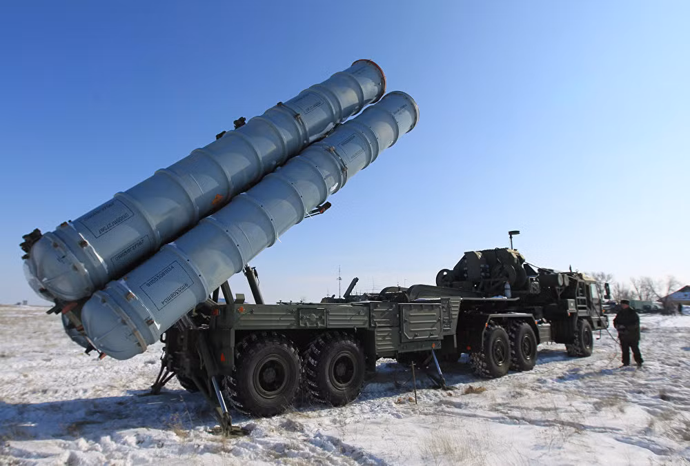 Ấn Độ và Nga đã ký hợp đồng mua các tên lửa phòng không S-400 từ năm 2018, hợp đồng trị giá 5,43 tỷ USD này đã được Ấn Độ trả tiền trước và phía Nga dường như tỏ ra hứng thú với hợp đồng này hơn là hợp đồng "mua chịu" của Thổ Nhĩ Kỳ. Nguồn ảnh: Tube.