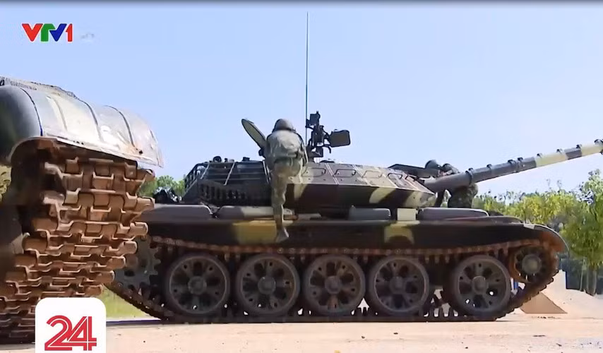 Ngoài các hệ thống kiểm soát hoả lực, xe tăng T-54M còn tăng cường sức mạnh trên chiến trường với việc được trang bị thêm hệ thống giáp tiên tiến và hiện đại. Nguồn ảnh: VTV.