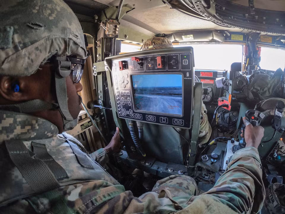 Để có thể điều khiển được tên lửa Javelin từ trong xe thiết giáp Stryker, loại phương tiện này cần được cải biên để xạ thủ tháp pháo có thể vừa điều khiển được tên lửa từ bên trong xe thiết giáp. Nguồn ảnh: BI.