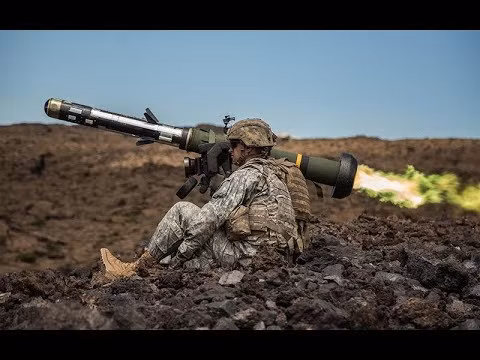 Tuy nhiên nhược điểm của kiểu cải biên này đó là xe thiết giáp Stryker sẽ chỉ khai hoả được một phát bắn duy nhất trước, sau đó phải có một binh lính trèo lên tháp pháo để nạp đạn lại cho tên lửa Javelin. Nguồn ảnh: BI.