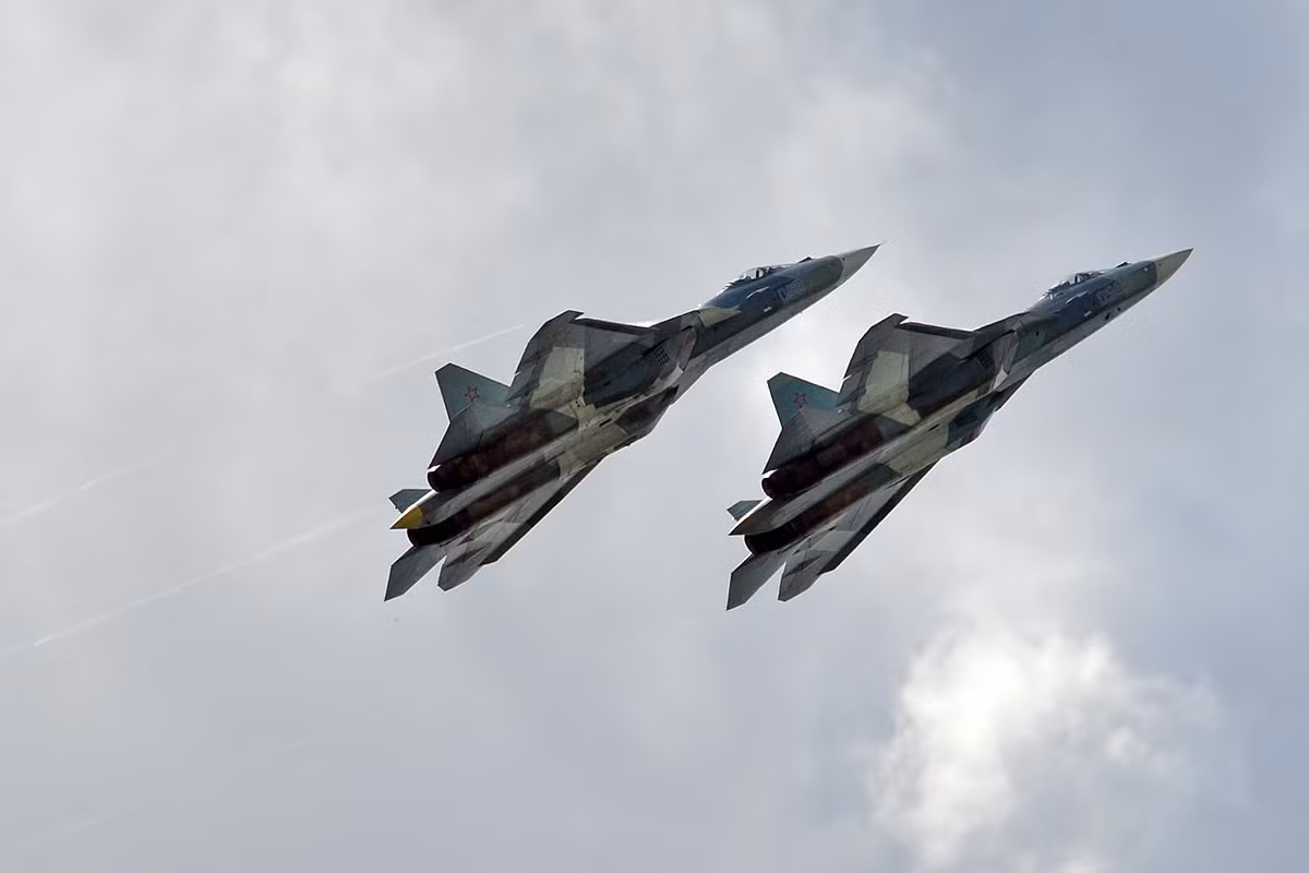 Chuyên gia này cũng nhấn mạnh, khả năng tàng hình của Su-57 rất hạn chế; nếu Nga không thay đổi hình dạng của khung máy bay hoặc sử dụng lớp sơn phủ hấp thụ sóng vô tuyến và nhiều sửa đổi khác, thì diện tích phản xạ hiệu dụng trước radar (EPR) của Su-57 chỉ thuộc loại máy bay thế hệ thứ tư. Nguồn ảnh: Pinterest.