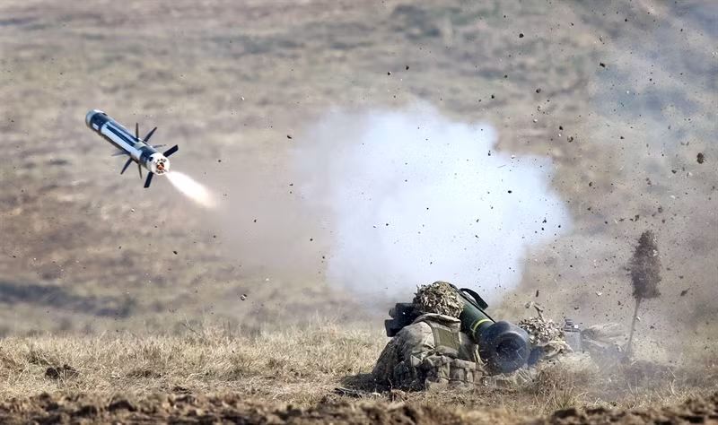 Nhược điểm đầu tiên của Javelin là toàn bộ hệ thống nặng chừng 22,3kg được cho là khá nặng với lính bộ binh trong hành quân chiến đấu. Do đó, sẽ rất khó khăn để vũ khí này tạo ra những cú đòn bất ngờ và linh hoạt trên chiến trường. Tồn tại thứ 2 cũng là tử huyệt của Javelin nằm ở đầu tự dẫn ảnh nhiệt. Trên chiến trường, nếu có 3 xe hoặc cả đội hình tăng cơ động, vũ khí chỉ có thể diệt chính xác được 1 chiếc.