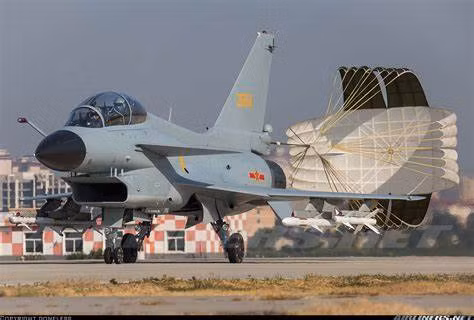 Trong khi đó, tiêm kích F-16 của Mỹ chỉ được trang bị một khẩu pháo M61A1 với cỡ nòng 20mm nhưng tiêm kích J-10 của Trung Quốc lại được trang bị một khẩu GSh-23 với cỡ nòng lên tới 23mm giúp nó có ưu thế tốt hơn nhiều khi hỗn chiến trên không hoặc khai hoả tiêu diệt mục tiêu mặt đất. Nguồn ảnh: sina.
