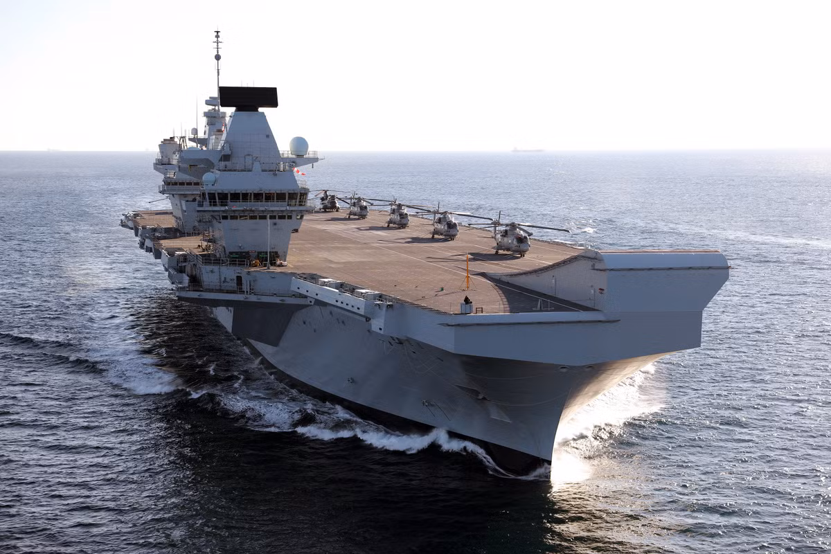 Giới quan sát nhận định, việc tàu sân bay HMS Queen Elizabeth được điều tới Biển Đông vào năm 2021 sẽ biến tàu sân bay đắt tiền nhất lịch sử Hải quân Anh trở thành cái gai trong mắt Trung Quốc. Nguồn ảnh: Royalnavy.
