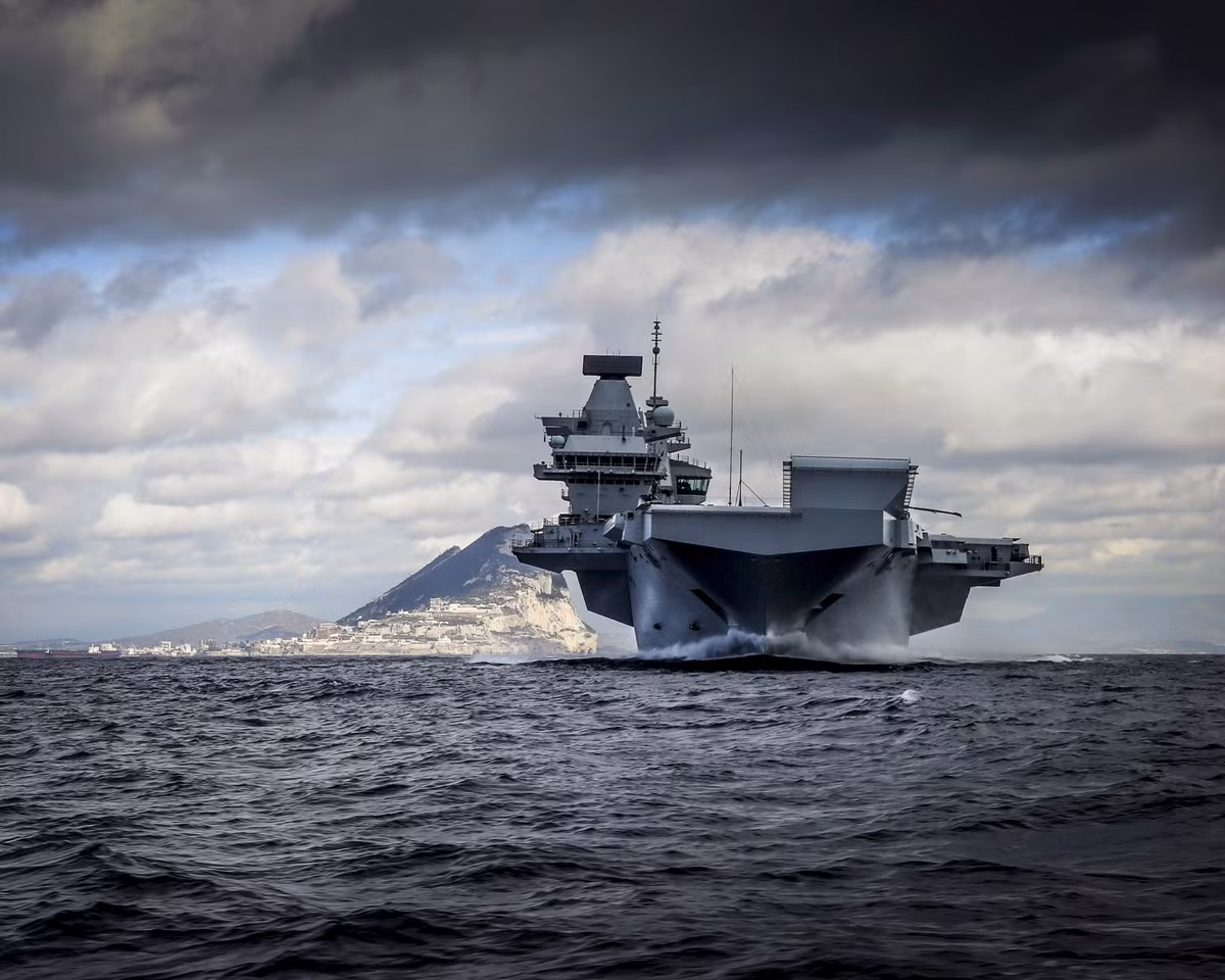 Cần phải nhấn mạnh lại rằng, tàu sân bay HMS Queen Elizabeth hoàn toàn có khả năng tương thích với các chiến đấu cơ thế hệ năm F-35. Việc xuất hiện một loạt các tiêm kích F-35 ở biển Đông là điều nằm ngoài dự đoán và khả năng đáp ứng của Trung Quốc khi nước này chỉ dự tính lắp ráp số lượng J-20 đủ để đối đầu với các tiêm kích thế hệ năm đóng tại Hàn Quốc và Nhật Bản. Nguồn ảnh: Royalnavy.