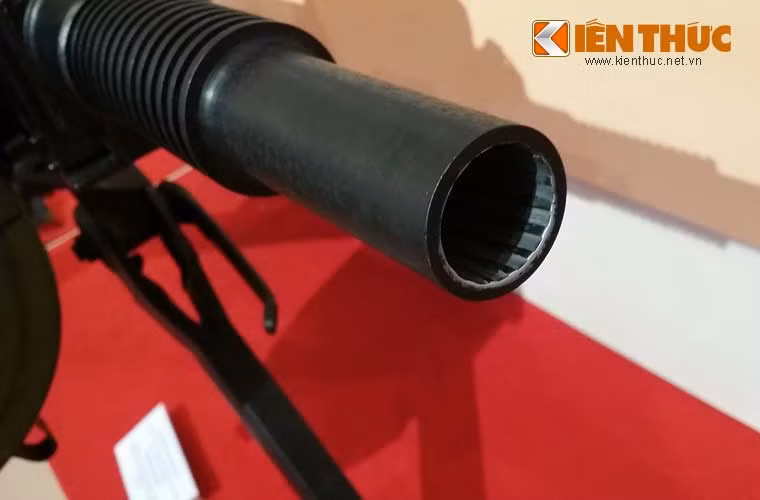 Nòng súng phóng lựu AGS-17 có rãnh xoắn - cơ chế bắn của khẩu súng này khá giống với M79, chỉ khác là tốc độ của nó cực nhanh.