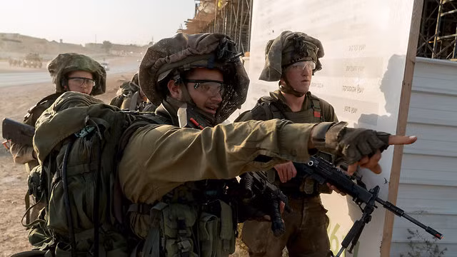 Kiểu bọc một lớp vải nguỵ trang bên ngoài mũ của quân đội Israel có tên là Mitznefet, kiểu nguỵ trang này được quân đội Israel nghiên cứu từ những năm 90 của thế kỷ trước và được cho là có hiệu quả cao hơn kiểu nguỵ trang thông thường. Nguồn ảnh: Pinterest.