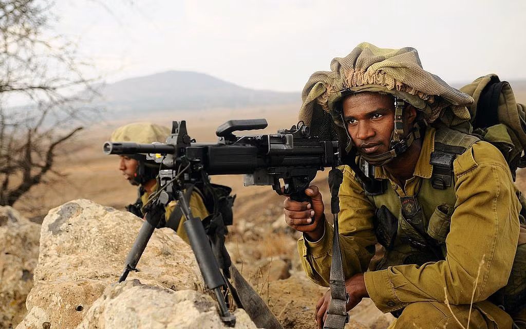 Bắt đầu từ năm 1994, kiểu nguỵ trang này được quân đội Israel trang bị cho toàn quân để tăng tối đa hiệu quả nguỵ trang trên chiến trường. Nguồn ảnh: Pinterest.