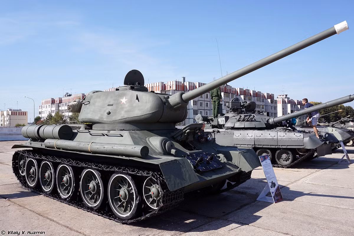 "Ông cụ" T-34-85 đứng cạnh "đứa cháu nội" T-80UE-1. Nguồn ảnh: Vitaly.