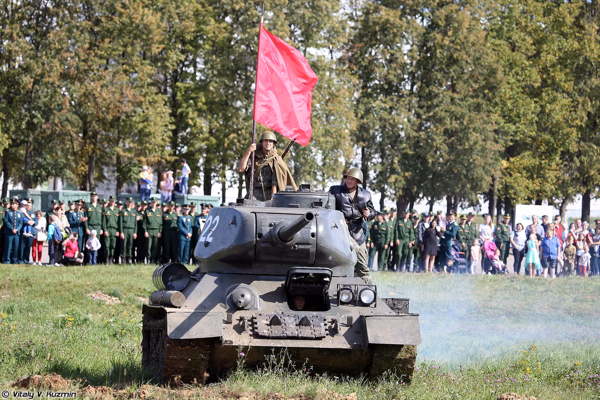 Đặc biệt trong "Ngày Xe Tăng" năm nay, quân đội Nga có đưa ra trình diễn một loạt xe tăng T-34-85 nguyên bản vừa được nước này mua từ Lào hồi đầu năm. Nguồn ảnh: Vitaly.