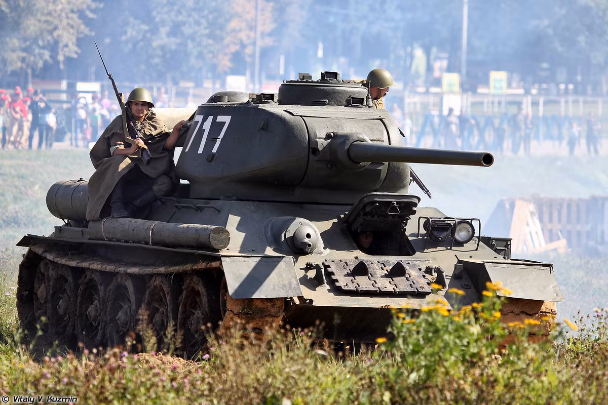 Hồi đầu năm 2019 vừa rồi, Nga có mua lại một loạt các xe tăng T-34-85 này từ phía Lào để phục chế lại, phục vụ cho mục đích diễu hành, biểu diễn hoặc đóng phim. Nguồn ảnh: Vitaly.