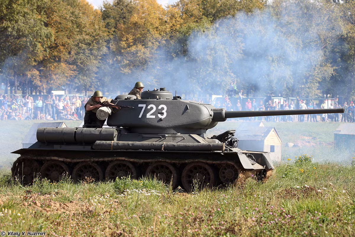 Các xe tăng này đều là loại xe tăng T-34-85 do Cộng hoà Séc sản xuất trong quá khứ, sau đó được sử dụng trong biên chế Lào trong nhiều năm trước khi bị loại biên và cho vào kho chứa. Nguồn ảnh: Vitaly.
