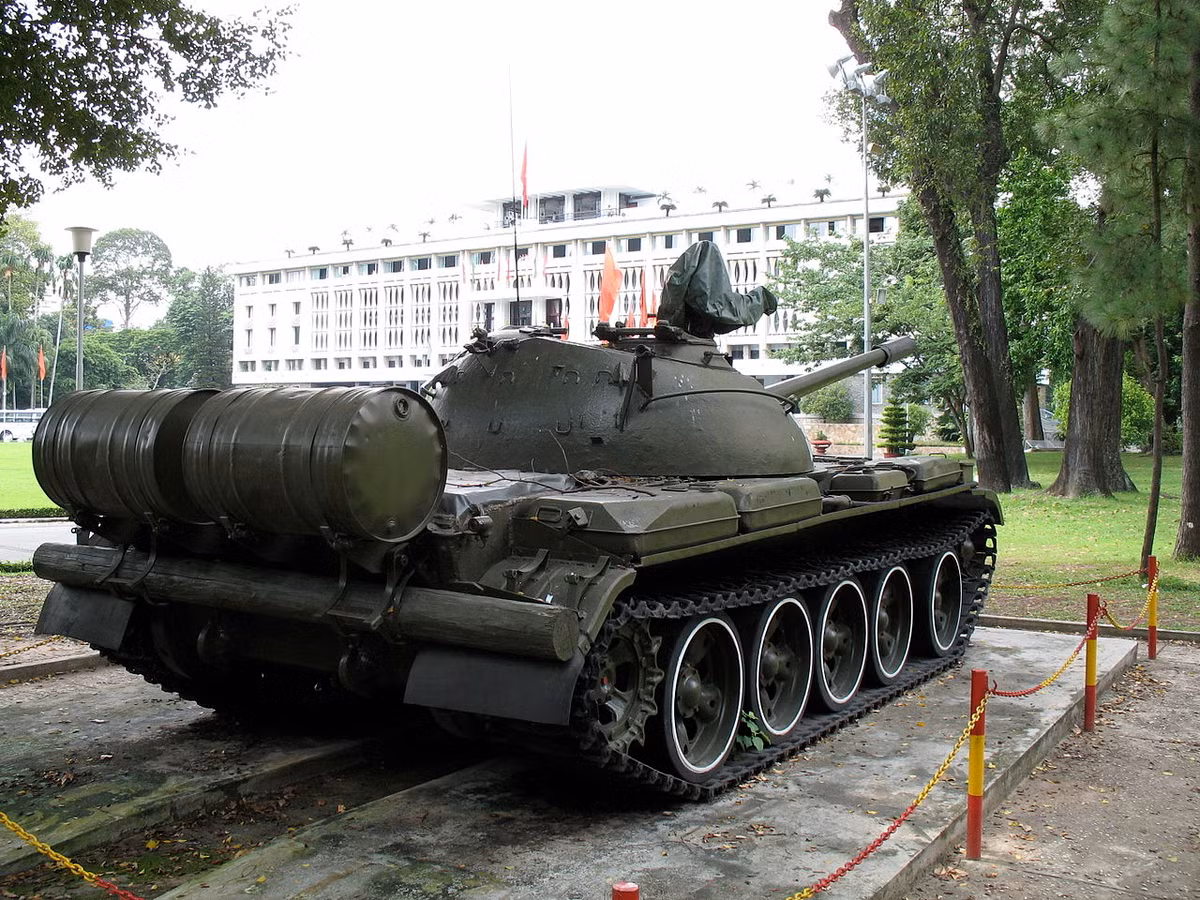 Ngược lại, các phiên bản T-54/55 ra đời trước đó hoàn toàn không có khả năng phóng tên lửa đầu nòng mà chỉ dựa hoàn toàn vào hỏa lực đạn pháo. Nguồn ảnh: Tankbeingtank.