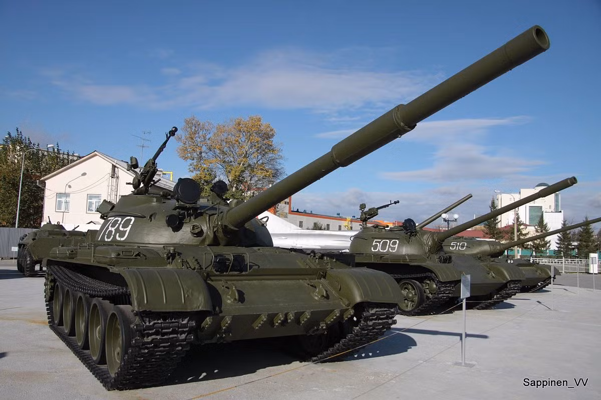 Theo đó, điểm yếu lớn nhất của T-62 đó là nó có khoang lái quá chật chội, đặc biệt là với thể hình cao lớn của người Nga trong quá khứ. Sở dĩ T-62 giống với T-54/55 ở điểm này là do cả hai xe tăng đều có thiết kế vát cạnh với độ nghiêng lớn, tháp pháo bo tròn để tăng hiệu quả chống đạn chống tăng. Tuy nhiên thiết kế này lại gián tiếp gây ra vấn đề chật chội bên trong thân xe tăng. Nguồn ảnh: Pinterest.