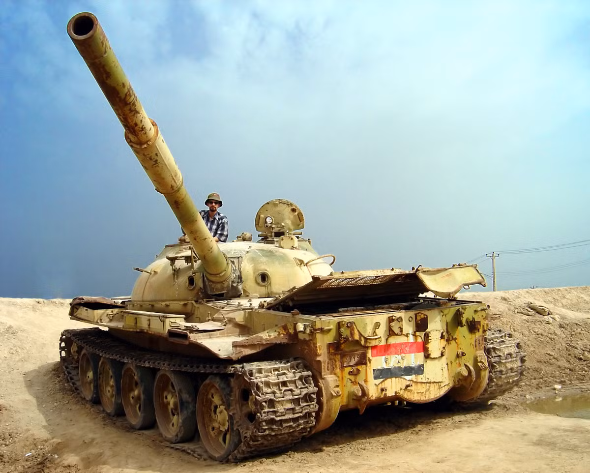 Hiện tại, trong biên chế của Quân đội Nhân dân Việt Nam còn có khoảng 200 xe tăng T-62, phần lớn số xe tăng này đang được lưu kho và rất có khả năng trong tương lai sau khi những xe tăng T-54/55 được nâng cấp hết, các xe tăng T-62 cũng sẽ được nâng cấp để phù hợp với yêu cầu của chiến trường hiện đại. Nguồn ảnh: Pinterest.