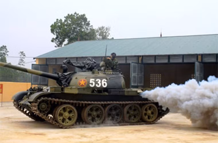 Ngoài ra, hệ thống tự hất vỏ đạn ra khỏi xe tăng T-62 dù được đánh giá là khá vượt thời đại nhưng thực tế lại dễ làm kíp lái bên trong xe bị tổn thương, đặc biệt là ở vị trí bên trong tháp pháo. Nguồn ảnh: Tube.
