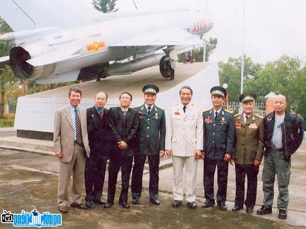 Đồng chí Lê Thanh Đạo (áo trắng đứng giữa) có thành tích tiêu diệt 6 chiến đấu cơ đối phương bằng MiG-21. Nguồn ảnh: TL.