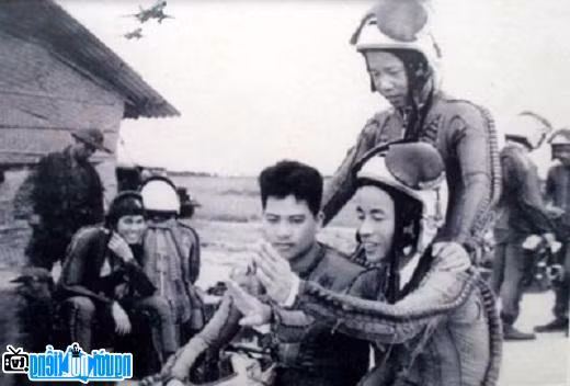 Phi công Nguyễn Nhật Chiêu (người đội mũ, ngồi) cũng có thành tích tương tự với tổng cộng 6 máy bay địch bị bắn hạ. Nguồn ảnh: TL.