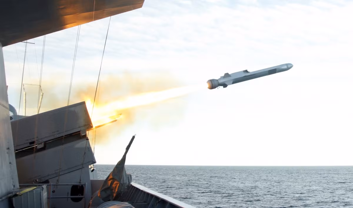 Mặc dù có tên gọi là Naval Strike Missile, tổ hợp tên lửa này vẫn có khả năng được triển khai từ trên đất liền với cơ cấu phóng di động như phiên bản hiện đang phục vụ trong lực lượng bảo vệ bờ biển Ba Lan. Nguồn ảnh: Gross.