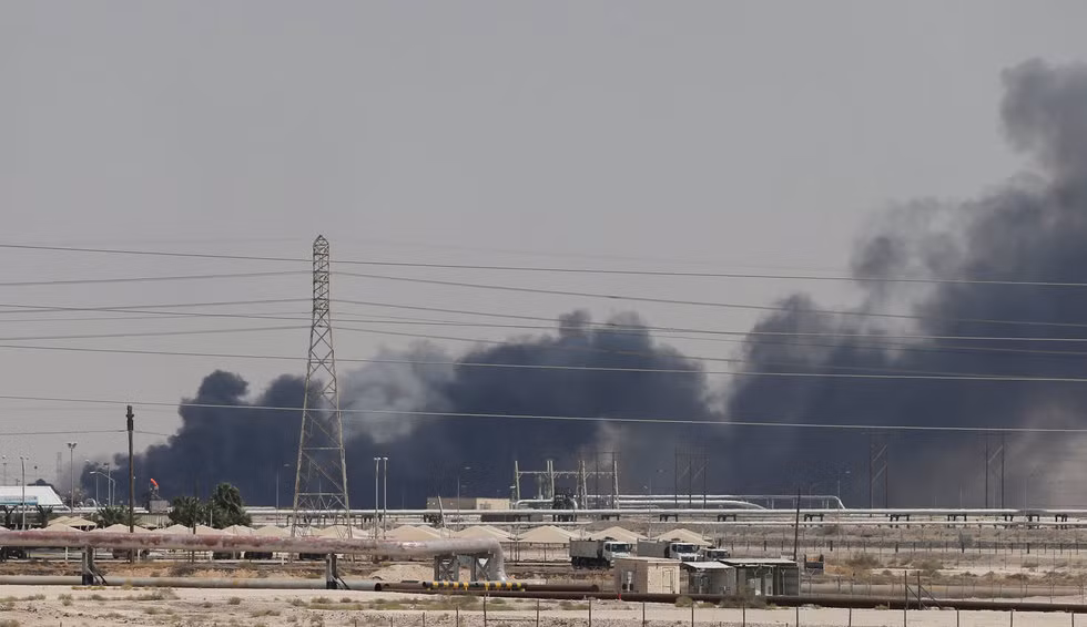 Phát biểu trên một kênh truyền hình, đại diện lực lượng Houthi khẳng định có ít nhất 10 máy bay không người lái cảm tử tham gia vào cuộc tấn công này và tuyên bố, đây là cuộc tấn công lớn nhất mà Yemen nhắm vào Saudi Arabia kể từ năm 2015 tới nay. Nguồn ảnh: Dailymail.