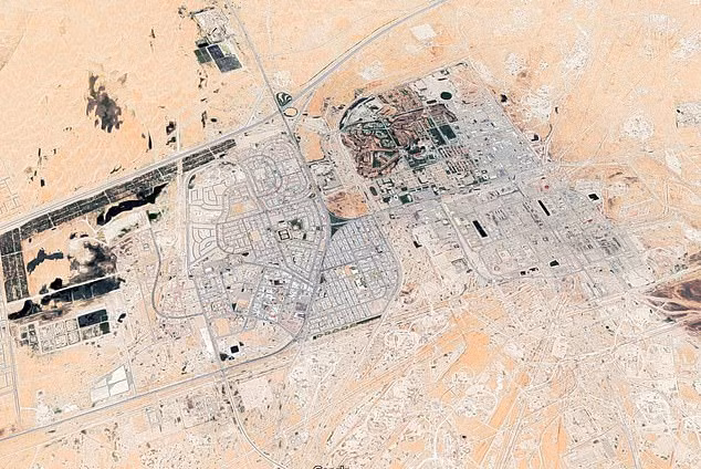 Vụ tấn công vào hai nhà máy lọc dầu Saudi Arabia hôm thứ sáu vừa rồi đã ảnh hưởng trực tiếp tới 5% sản lượng dầu của thế giới và vụ cháy từ vụ tấn công thậm chí còn có thể trông thấy từ trạm vũ trụ ISS. Nguồn ảnh: Dailymail.