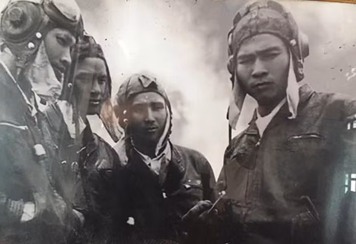 Tuy nhiên, chiến tích đầu tiên của người anh hùng này lại không phải là hạ gục được máy bay Mỹ mà là do ông đã hạ cánh an toàn với... 82 lỗ đạn trên thân máy bay ngay trong lần đầu xuất trận, có vết to hơn cả bàn tay khiến các chuyên gia Liên Xô phải sửng sốt. Nguồn ảnh: TL.