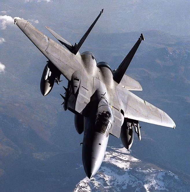 Để làm được điều đó, một chiếc tiêm kích F-15 đã được sản xuất với tiêu chuẩn đặc biệt, lược bỏ hết mọi chi tiết thừa thãi không cần thiết, lược bỏ các giá treo vũ khí, thậm chí lược bỏ cả màu sơn nguỵ trang theo tiêu chuẩn của Không quân Mỹ thời bấy giờ. Nguồn ảnh: BI.