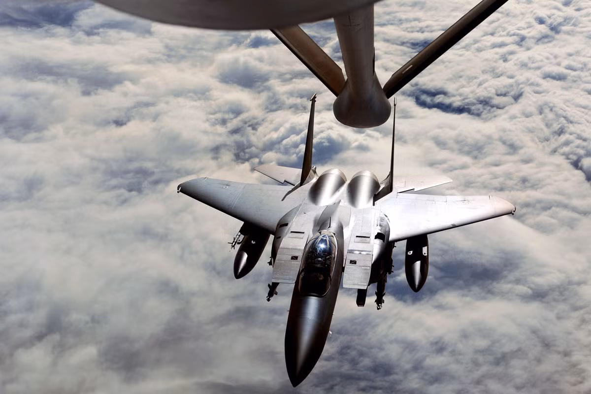Kỷ lục đầu tiên bị phá bỏ bởi chiếc F-15 là vào ngày 16/1/1975 khi thời tiết đang lạnh chạm ngưỡng 0 độ. Phi công bay thử nghiệm đã phóng chiếc tiêm kích ngược lên trời, tăng độ cao của máy bay lên 3000 mét chỉ trong 27,57 giây và phải chịu lực trọng trường lên tới 5G. Nguồn ảnh: BI.