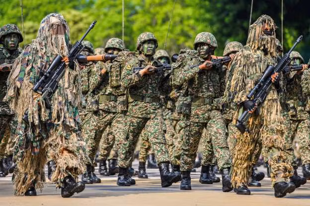 Lính Indonesia thể hiện những bộ quân phục độc đáo của mình trong cuộc duyệt binh của nước này. Nguồn ảnh: MSN.