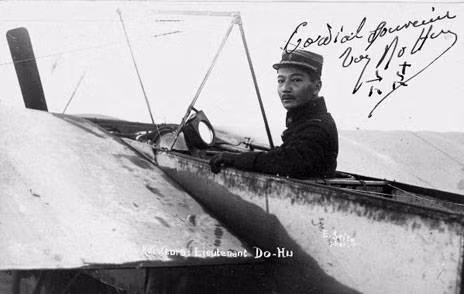 Năm 1914, Pháp chế tạo máy bay cho lực lượng quân đội và Đỗ Hữu Vị trở thành một trong những người đầu tiên tham gia Không Quân Pháp, ông cũng được coi là người Việt Nam đầu tiên phục vụ trong một lực lượng không quân chính quy. Nguồn ảnh: TL.