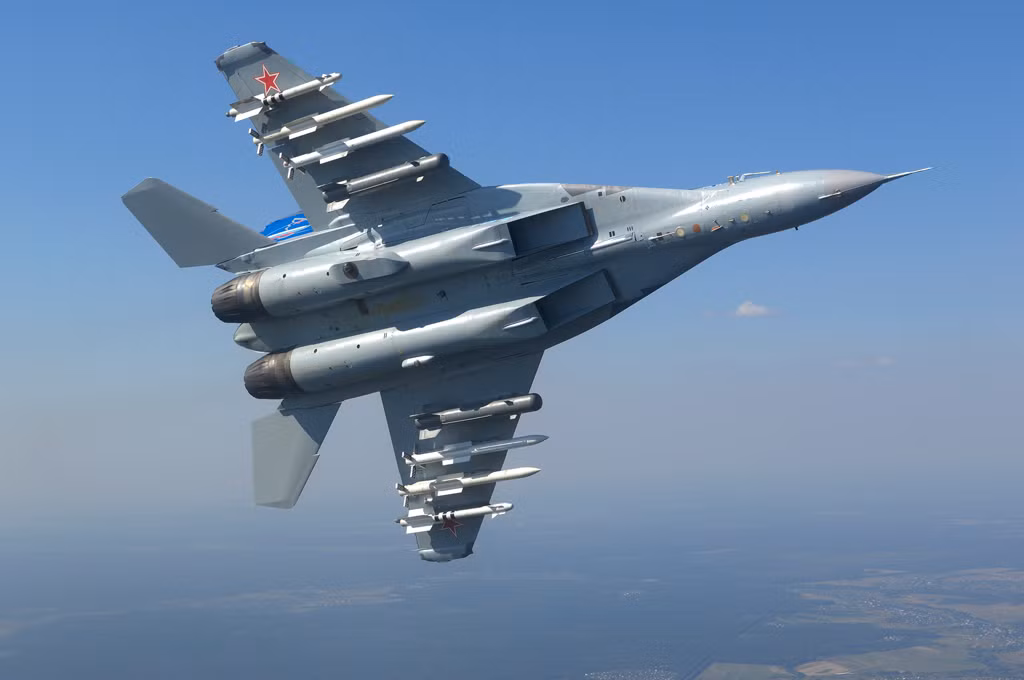 MiG-35 là loại tiêm kích đa năng hai động cơ thế hệ 4++ được Nga sản xuất để thay thế cho các tiêm kích MiG-29 trước đây. Về cơ bản, thiết kế của MiG-35 có phần dựa trên tiêm kích MiG-29M2 nhưng được cải tiến sâu hơn để trở thành một phiên bản hoàn toàn mới. Nguồn ảnh: QQ.