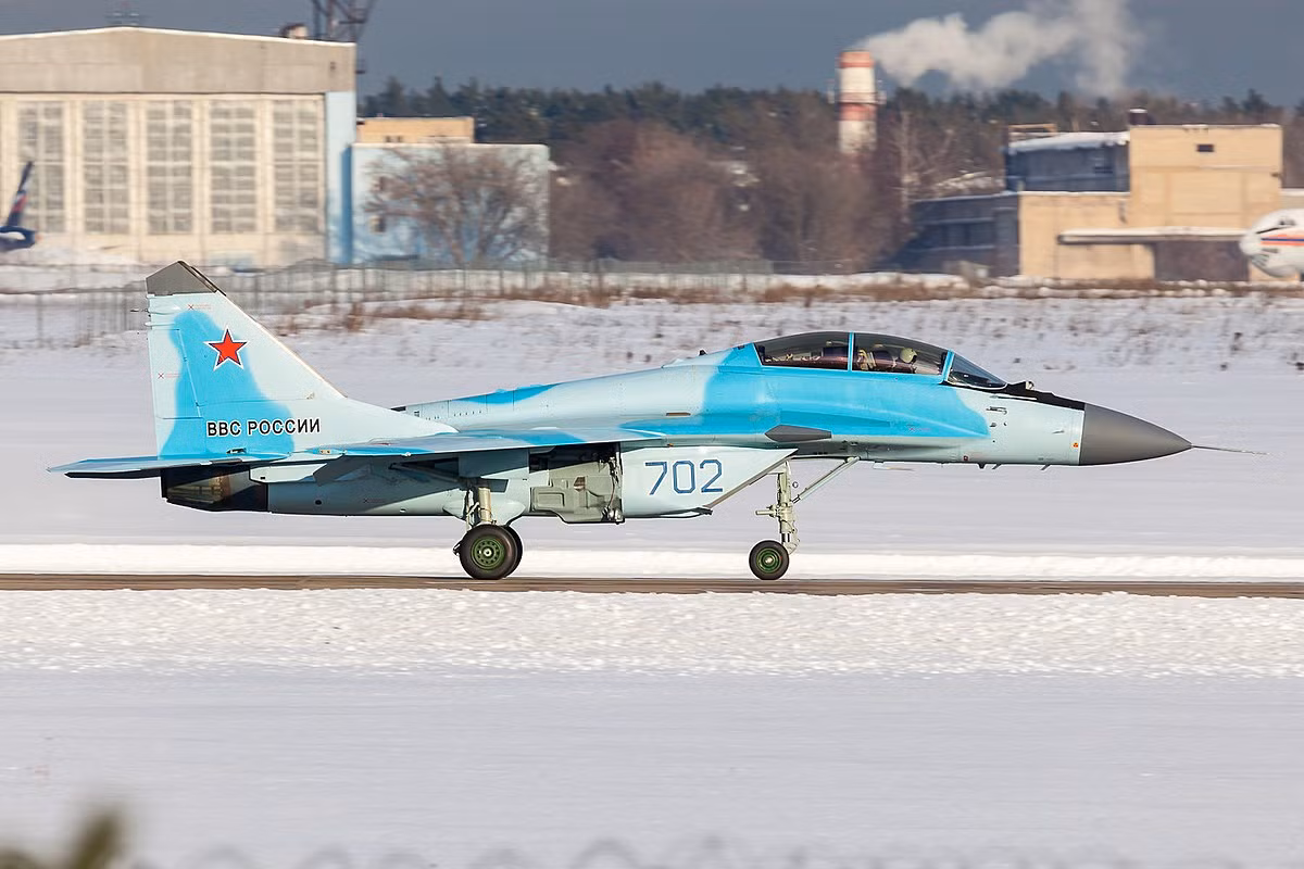 Khi mang theo đầy đủ vũ khí cùng ba bình xăng phụ, bán kính chiến đấu của MiG-35 tối đa là 1000 km. Khi được tiếp liệu trên không và mang theo số lượng vũ khí tối thiểu, loại tiêm kích này có thể bay được khoảng cách tối đa lên tới 6000 km trước khi cần hạ cánh để bảo dưỡng. Nguồn ảnh: QQ.