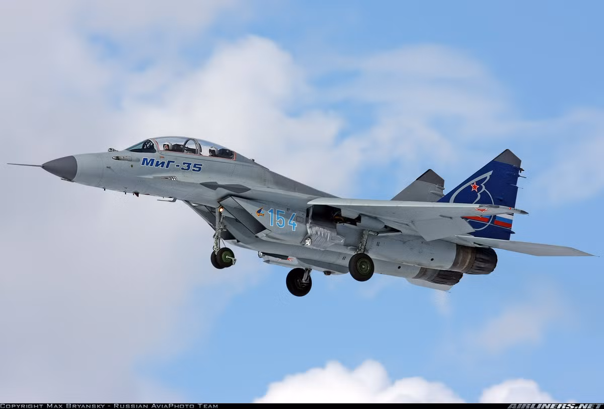 Tiêm kích MiG-35 được trang bị hai động cơ RD-33MK cho phép máy bay bay được với tốc độ tối đa lên tới 2400 km khi bay ở độ cao lớn. Nguồn ảnh: QQ.