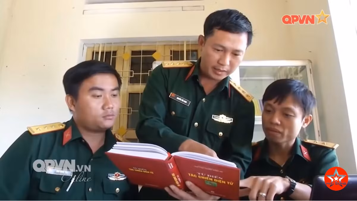 Bên cạnh việc phát triển những hệ thống phần cứng, phần mềm hỗ trợ cho quá trình tác chiến điện tử, Quân đội Việt Nam cũng cho viết nhiều đâu sách, cung cấp những thông tin quan trọng cho từng người lính trong mỗi nhiệm vụ tác chiến điện tử. Nguồn ảnh: QPVN.