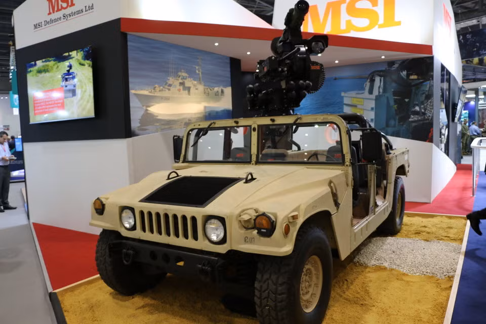 Xe Humvee với hệ thống pháo tự động gắn trên nóc xe có thể điều khiển qua máy tính. Nguồn ảnh: BI.