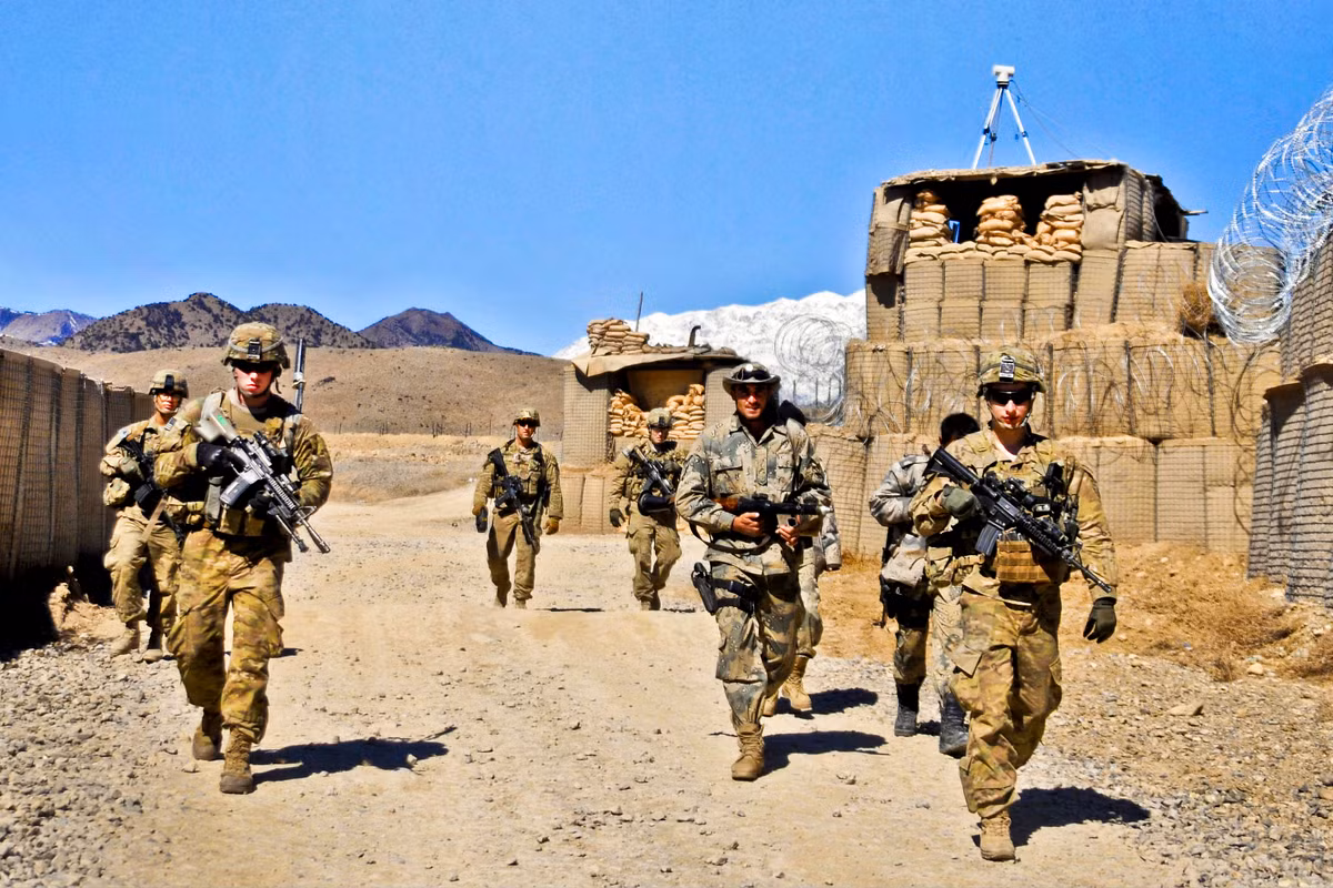 Về cơ bản, kết cục của cuộc chiến tranh Afghanistan là một cái kết đã được báo trước, đã được trông thấy từ thời Tổng thống Obama nhưng chính vì cái kết cục được báo trước quá rõ ràng, chưa một đời tổng thống nào của Mỹ dám "rời bỏ Afghanistan" hoàn toàn vì sợ rằng việc quốc gia này bị khủng bố đè bẹp sau đó sẽ ảnh hưởng tới nhiệm kỳ thứ hai của các tổng thống Mỹ. Nguồn ảnh: BI.