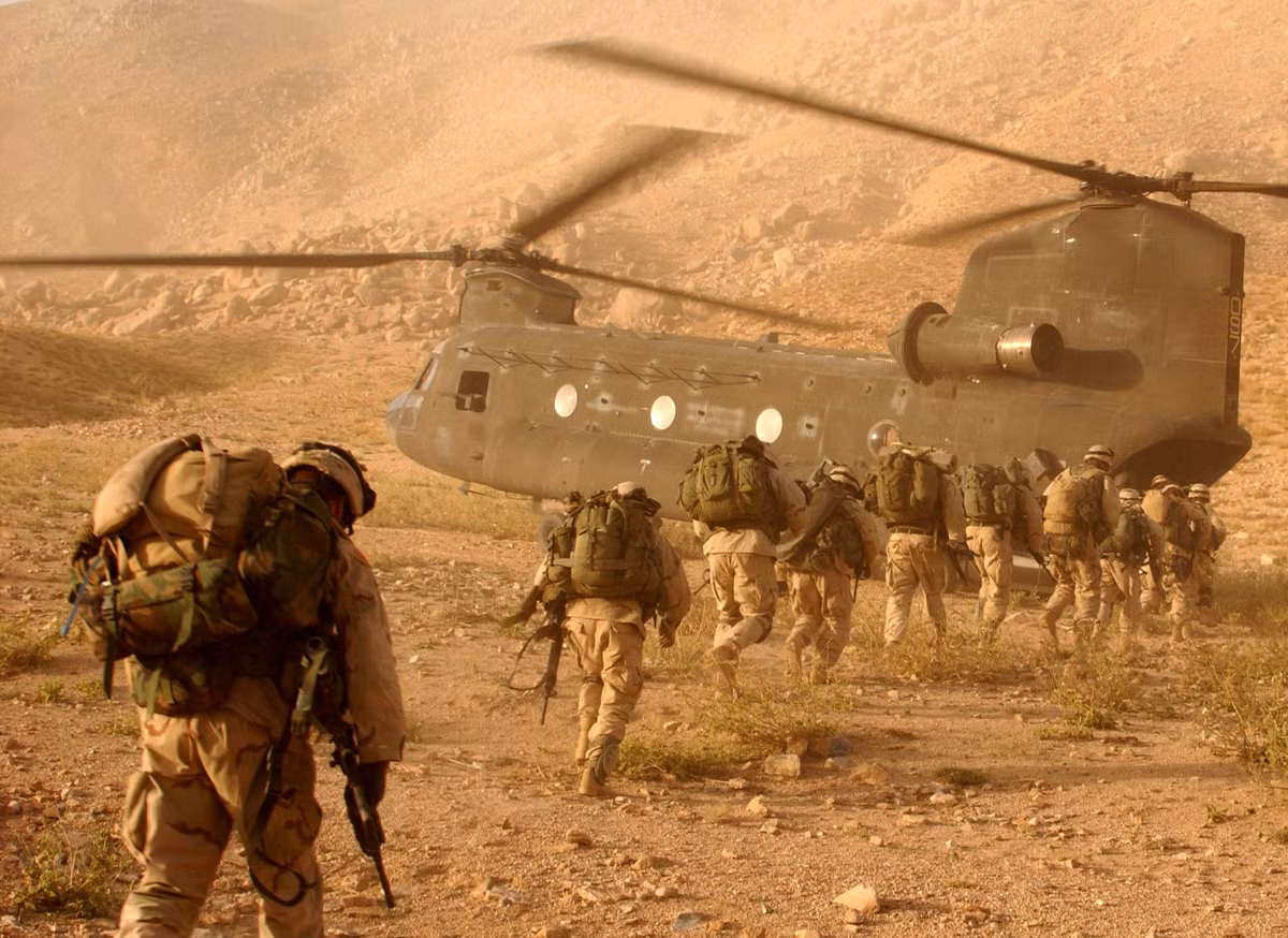 Mặc dù trước khi nhận chức, Tổng thống Donald Trump đã nhắc tới việc rút quân ra khỏi Afghanistan như một trong những hành động mà ông sẽ thực hiện trong nhiệm kỳ của mình nhưng tới nay, dù quân số Mỹ tại Afghanistan đã giảm nhưng không biết bao giờ người Mỹ mới chính thúc "dứt tình" với quốc gia này. Nguồn ảnh: BI.