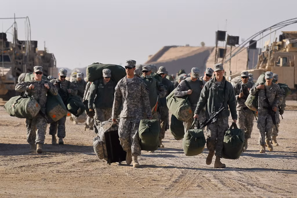 Cuối cùng là Giải ngũ Mất danh dự (Dishonorable Discharge). Đây là kiểu giải ngũ nhục nhã nhất với một quân nhân, kiểu giải ngũ này thường được "đi kèm" một án tù tại phiên xử của toà án binh. Nguồn ảnh: Operationmil.