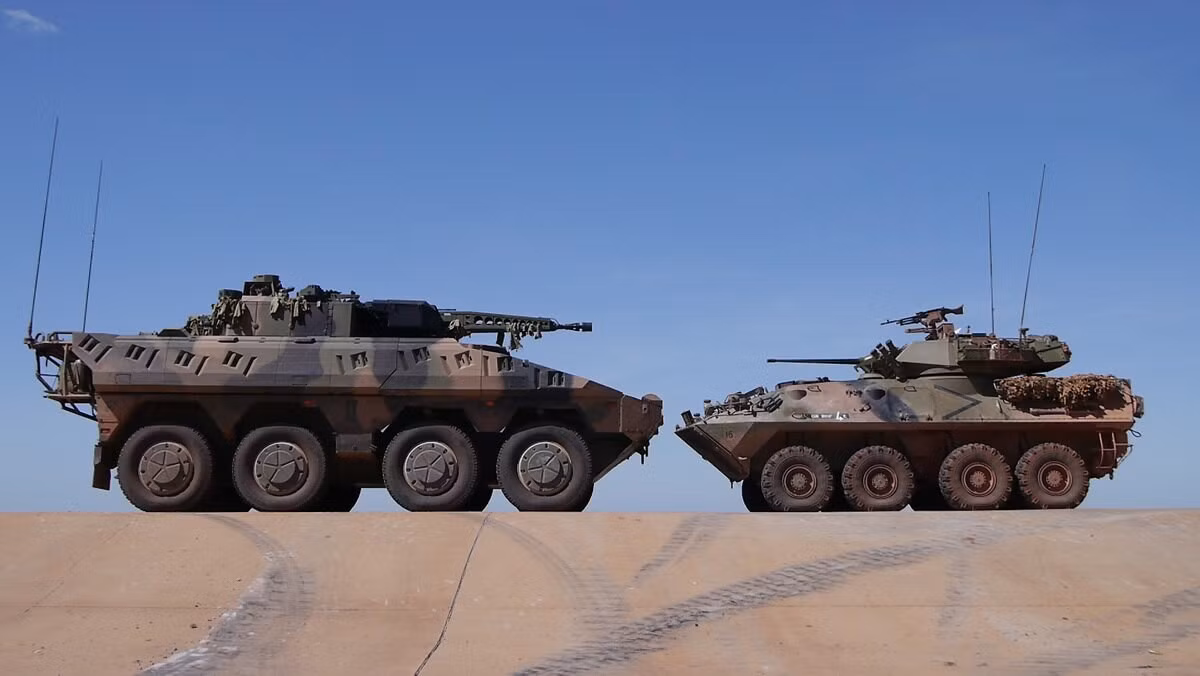 Theo như hợp đồng, 25 xe Boxer đầu tiên được sản xuất nguyên chiếc bởi Rheinmetall ở Đức và số còn lại sẽ được lắp ráp ngay tại Australia bởi nhà máy của RDA có trụ sở tại thành phố Ipswich, bang Queensland theo hình thức chuyển giao công nghệ.