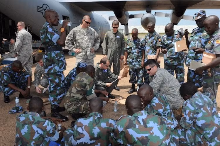 Lực lượng Phòng không Uganda cũng được coi là lực lượng có màu quân phục "dị" nhất thế giới. Khi nhìn thoáng qua, sẽ khó nhận ra sự khác biệt của kiểu quân phục này nhưng khi nhìn kỹ, một vài điểm "khó chịu" sẽ hiện rõ. Nguồn ảnh: BI.