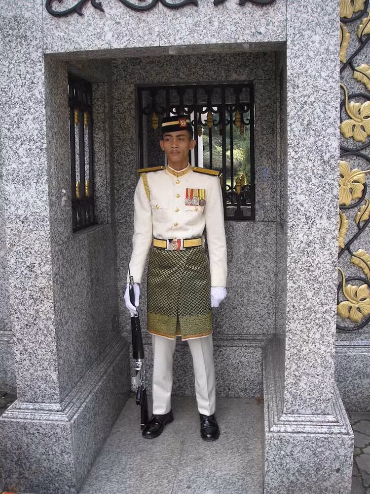 Cuối cùng là bộ quân phục của Cảnh vệ Malaysia. Bộ quân phục này mang đậm dấu ấn truyền thống của dân tộc Malay với chiếc váy được cách điệu ngắn lại mặc bên ngoài quần âu. Nguồn ảnh: BI.