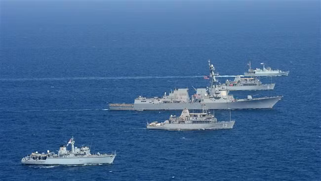 Trong các vụ "va chạm" này, chủ yếu phía Iran sử dụng máy bay không người lái để tiếp cận tàu khinh hạm của hải quân Anh. Tuy nhiên trong tất cả những lần gây hấn được Anh thống kê lại, hải quân nước này chưa từng nổ súng hoặc có biện pháp mạnh với các mối nguy hại từ Iran. Nguồn ảnh: BI.
