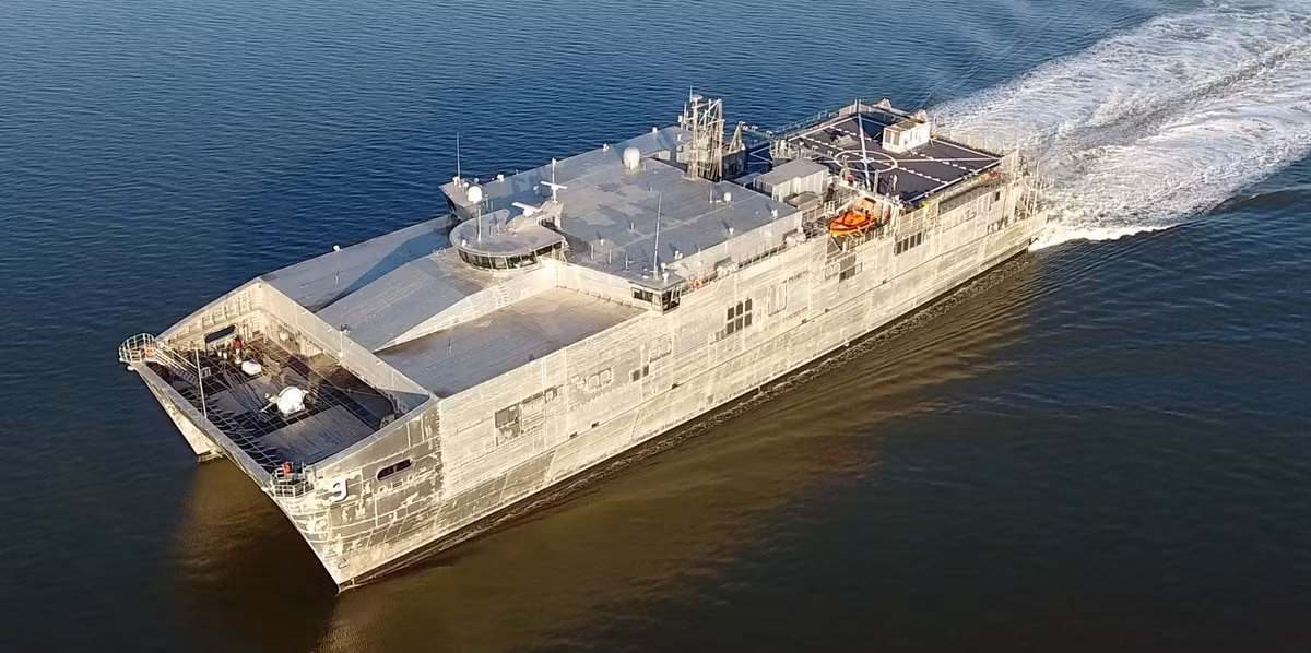 Mặc dù chỉ làm nhiệm vụ vận tải hậu cần, các tàu thuộc lớp Spearhead cũng có khả năng mang theo trực thăng, trong đó chủ yếu là các loại trực thăng vận tải hạng nặng như CH-53 hoặc MH-60. Nguồn ảnh: QQ.
