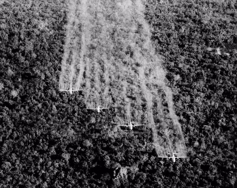 Trong thời gian từ năm 1962 tới năm 1971, Mỹ đã lạm dụng loại "thuốc diệt cỏ" này ở nhiều khu vực thuộc miền Nam Việt Nam, ảnh hưởng tới sức khoẻ của hàng triệu người trong đó có cả chính những lính Mỹ đóng quân trong vùng bị rải thuốc diệt cỏ. Nguồn ảnh: Thearchive.