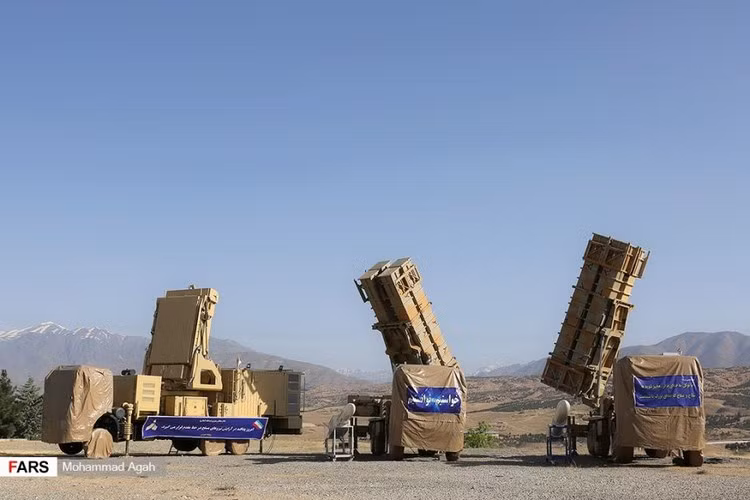 Ngoài ra, hồi đầu tháng 6/2019 Iran bất ngờ ra mắt hệ thống phòng không Khordad 15 có tầm bắn 120-150km, có thể tấn công đồng thời 6 mục tiêu. Nguồn ảnh: FARS