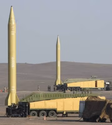Theo các nguồn tin khác nhau, Iran hiện đang có trong tay từ 1500 tới 2500 tên lửa các loại trong đó có 32 bệ phóng di động tên lửa Shahab-3 - một trong những con bài răn đe chiến lược mà Iran có thể mang ra "khè" các quốc gia lân cận và Mỹ. Nguồn ảnh: IRNA.