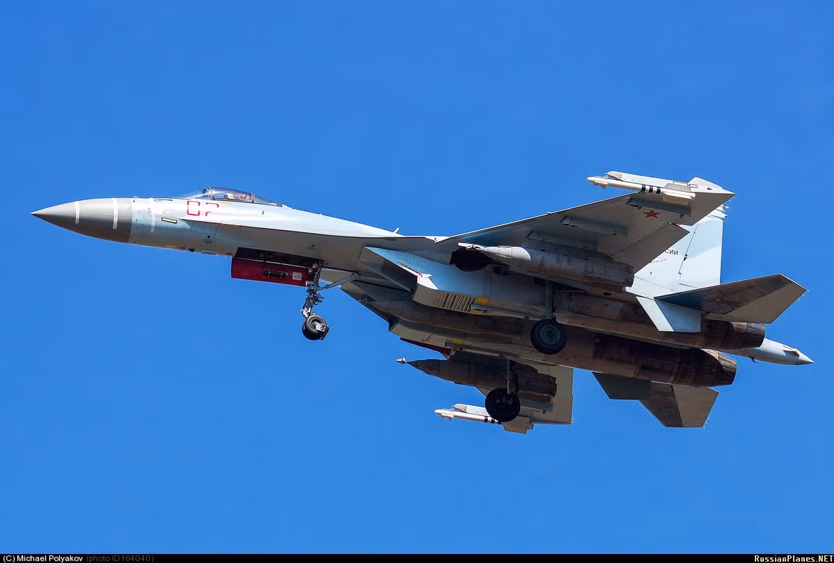 Những đặc điểm quan trọng nhất của Su-35S cho phép nó có thể tiếp cận và bắn hạ một tiêm kích thế hệ thứ năm bao gồm hệ thống hàng không điện tử hiện đại, khung máy bay nhẹ cùng hệ thống động cơ vector 3D hiện đại và dàn vũ khí cực kỳ nguy hiểm. Nguồn ảnh: QQ.