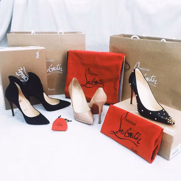 Chi Pu từng sắm 3 đôi giày Christian Louboutin sang chảnh với tổng giá tiền hàng trăm triệu đồng cùng một lúc. Ảnh: FB Chi Pu. 